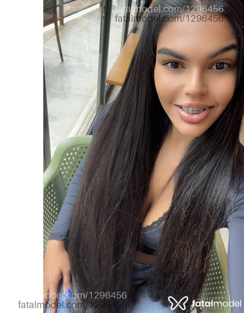 Acompanhante mulher morena (o) de olhos pretos - Maite