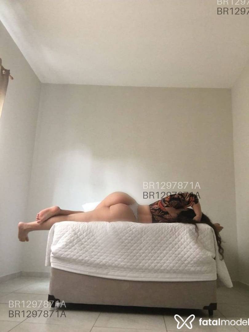 Acompanhante mulher com cabelo castanho de olhos castanhos - RAISSA