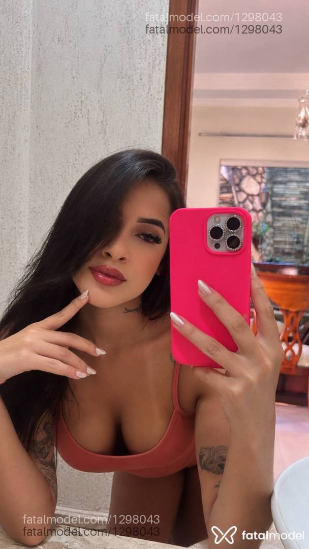 Acompanhante mulher com cabelo castanho de olhos castanhos - Milena