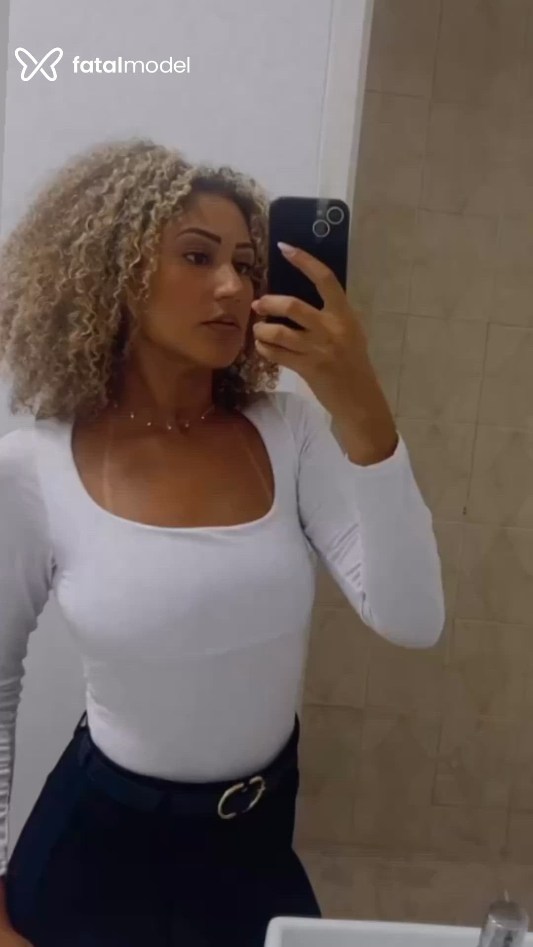 Acompanhante mulher loira (o) de olhos castanhos - Larah Luizy