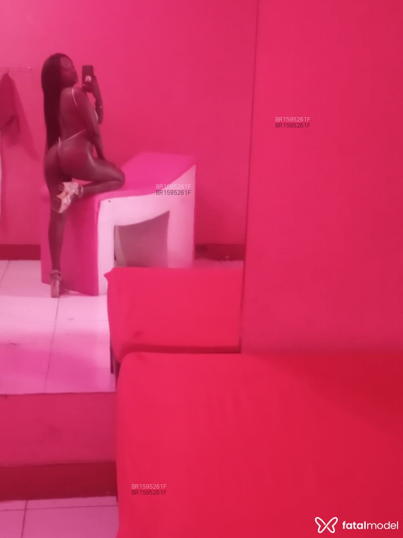 Acompanhante mulher com cabelo colorido de olhos castanhos em Virtual - Melissa