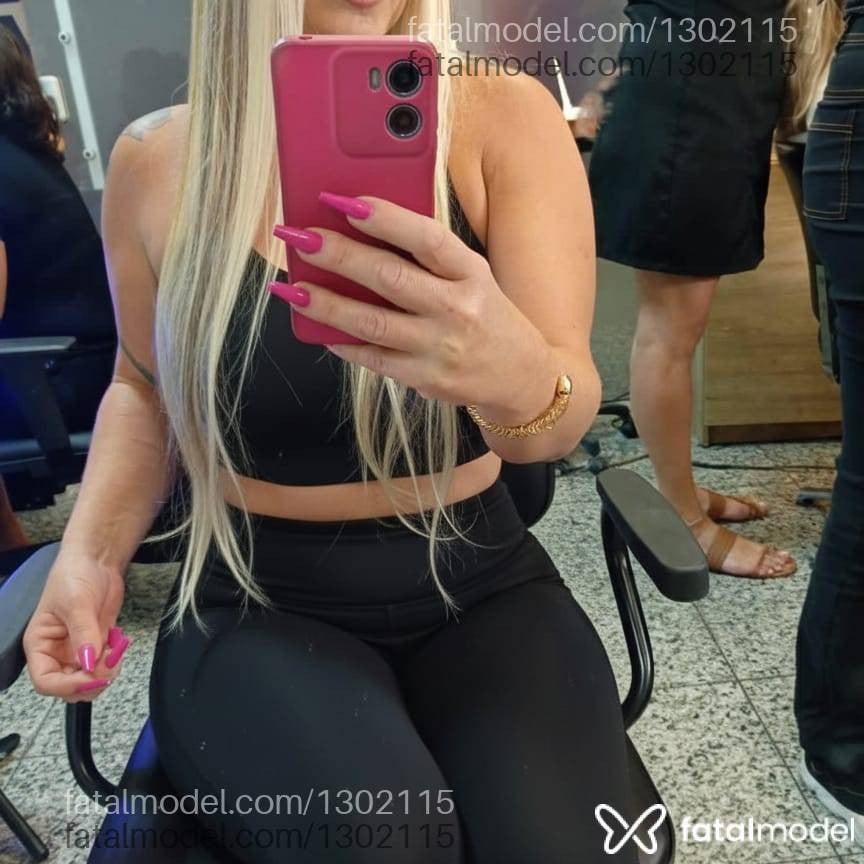 Acompanhante mulher loira (o) de olhos castanhos - Marya