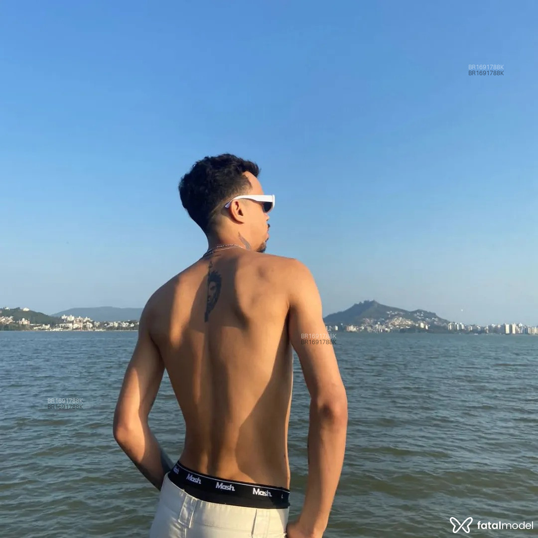 Acompanhante homem morena (o) de olhos castanhos em Virtual - Victor