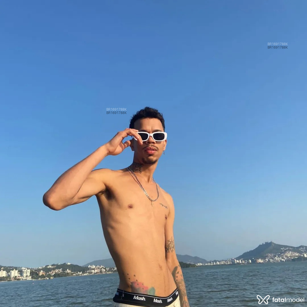 Acompanhante homem morena (o) de olhos castanhos em Virtual - Victor