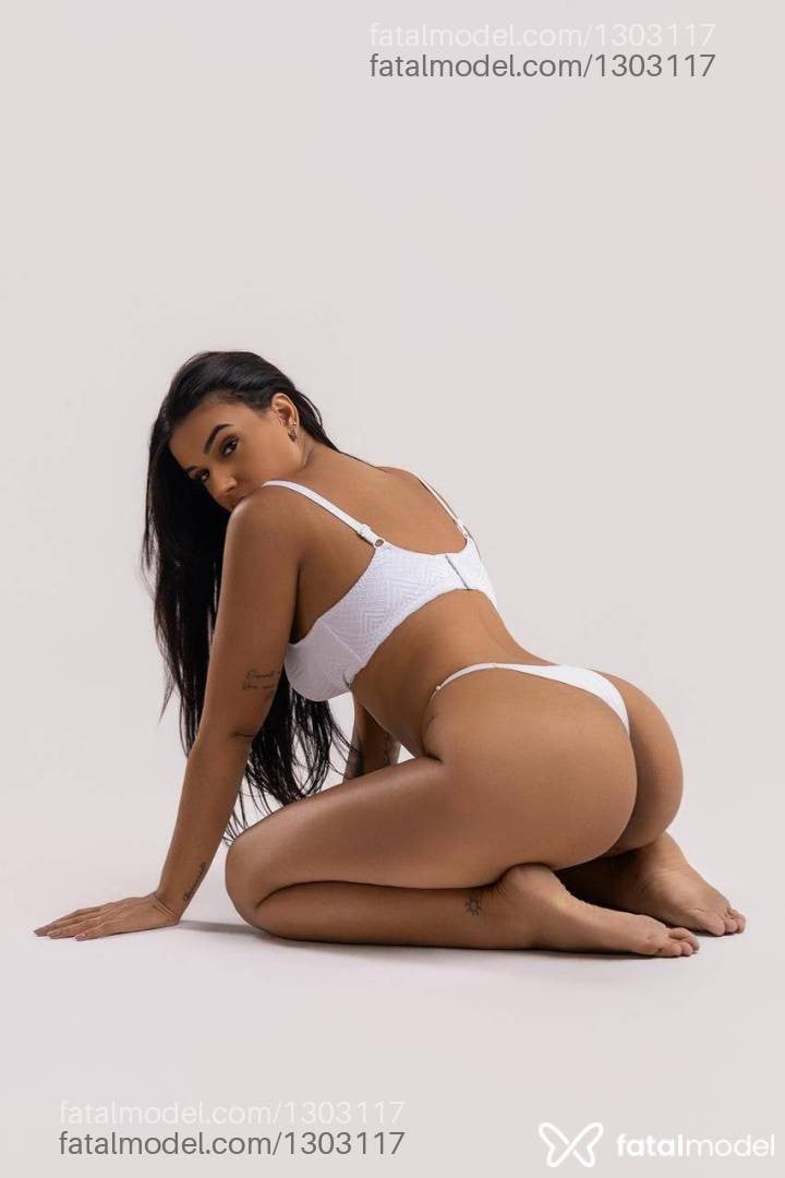 Acompanhante mulher morena (o) de olhos castanhos - MARQUEZINEE