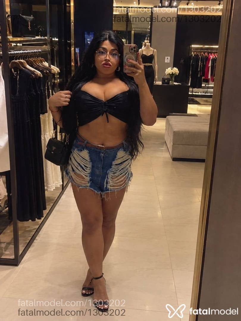 Acompanhante mulher trans com cabelo castanho de olhos castanhos - Raissa