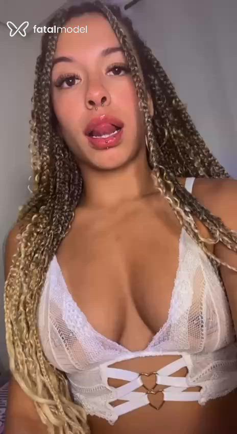 Acompanhante mulher morena (o) de olhos castanhos em Garopaba Acompanhante mulher morena (o) de olhos castanhos em Garopaba - Aylla