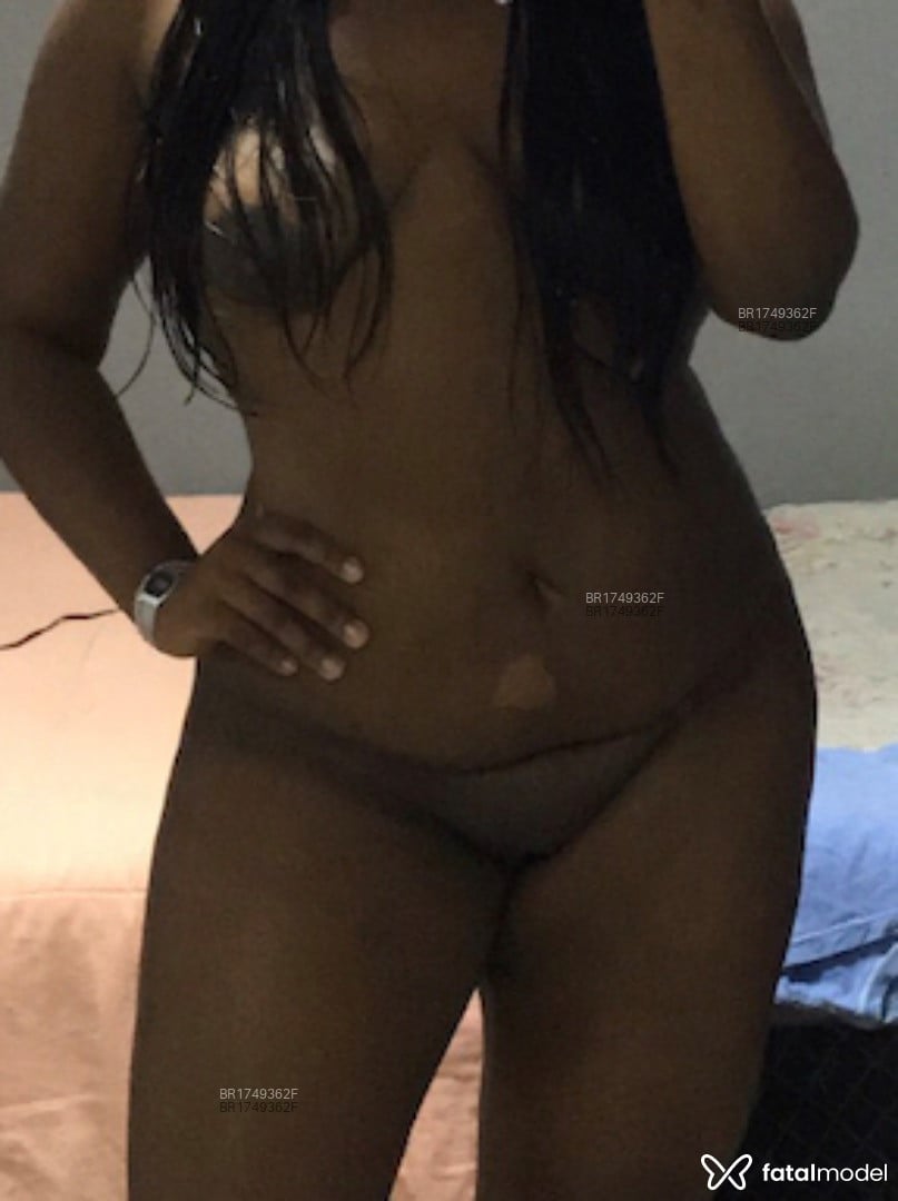 Acompanhante mulher morena (o) de olhos pretos em Virtual - Polly