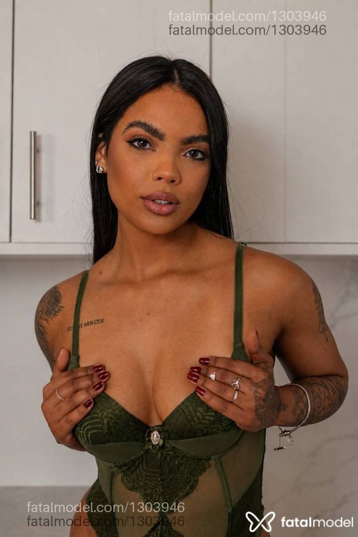 Acompanhante mulher morena (o) de olhos pretos - Aurora Castelli