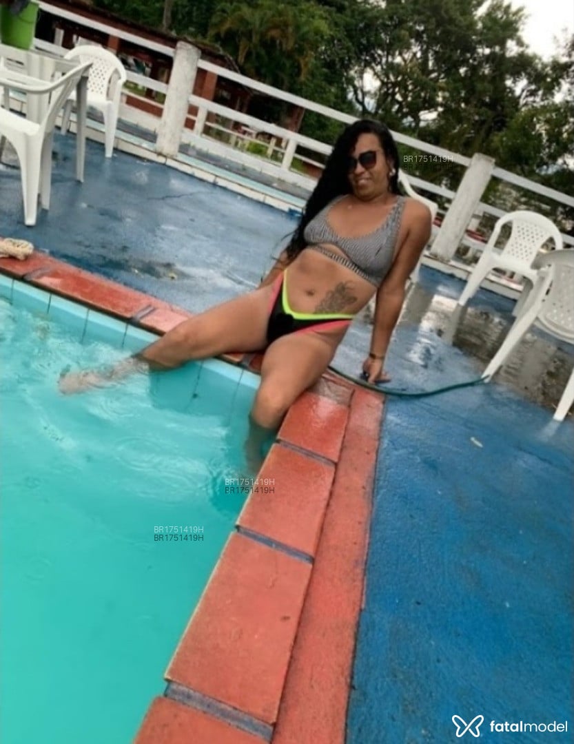 Acompanhante mulher trans com cabelo castanho de olhos castanhos em Queimados - Renata Oliver
