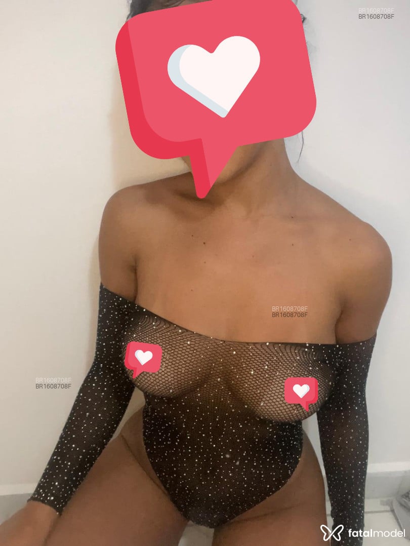 Acompanhante mulher com cabelo castanho de olhos mel em Guaratinguetá Acompanhante mulher com cabelo castanho de olhos mel em Guaratinguetá - Renata
