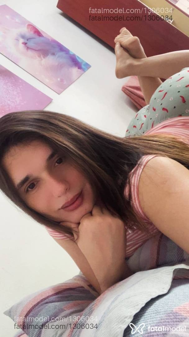 Acompanhante mulher trans com cabelo castanho de olhos castanhos - Monique