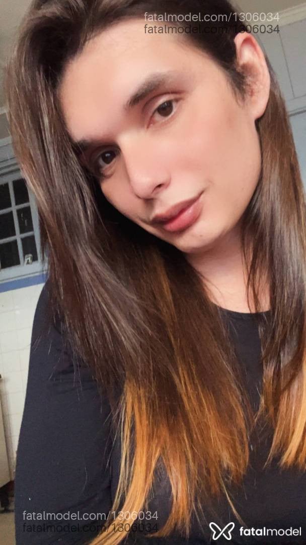 Acompanhante mulher trans com cabelo castanho de olhos castanhos - Monique