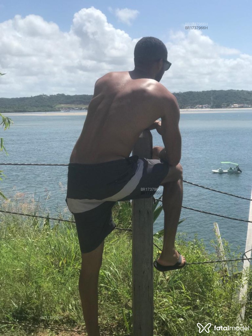 Acompanhante homem com cabelo castanho de olhos castanhos - Brown Acompanhante homem com cabelo castanho de olhos castanhos - Brown