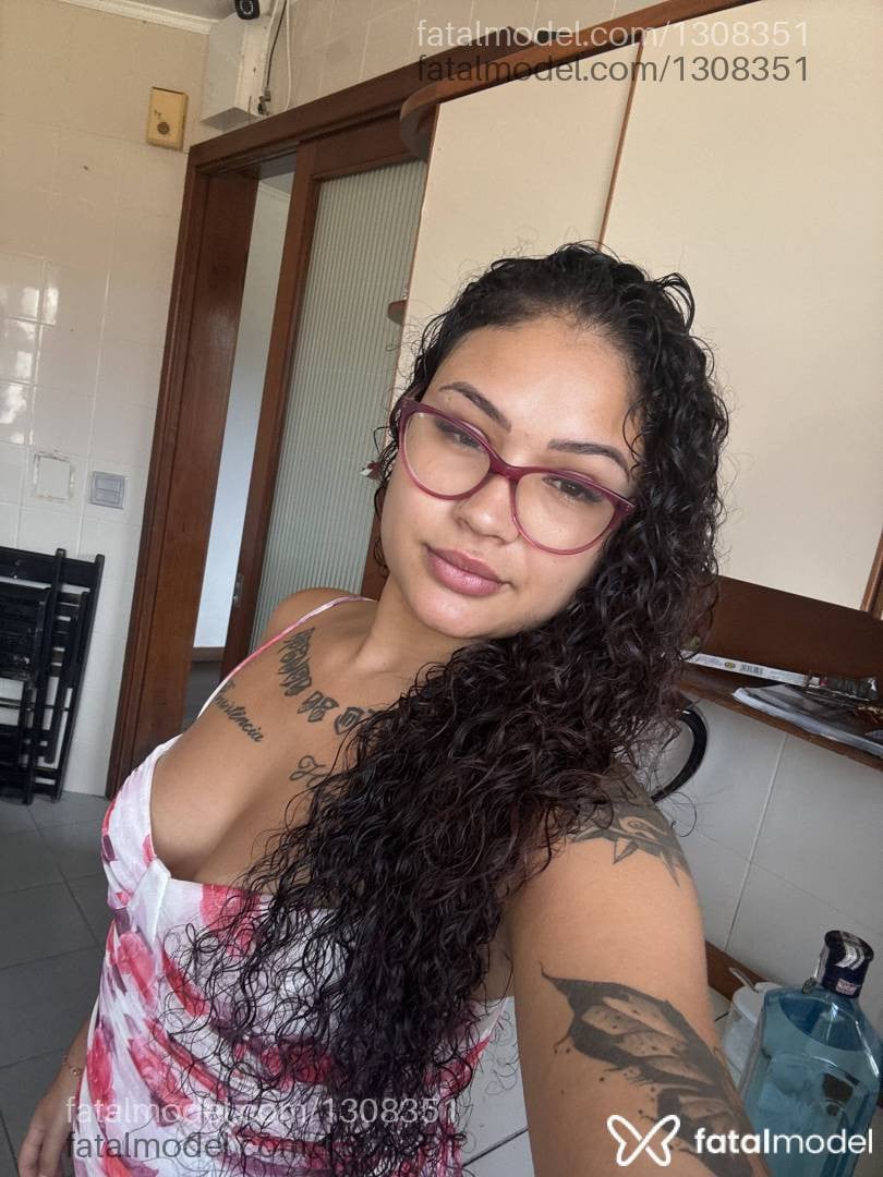 Acompanhante mulher com cabelo castanho de olhos castanhos em Capão da Canoa Acompanhante mulher com cabelo castanho de olhos castanhos em Capão da Canoa - Isabele Bello