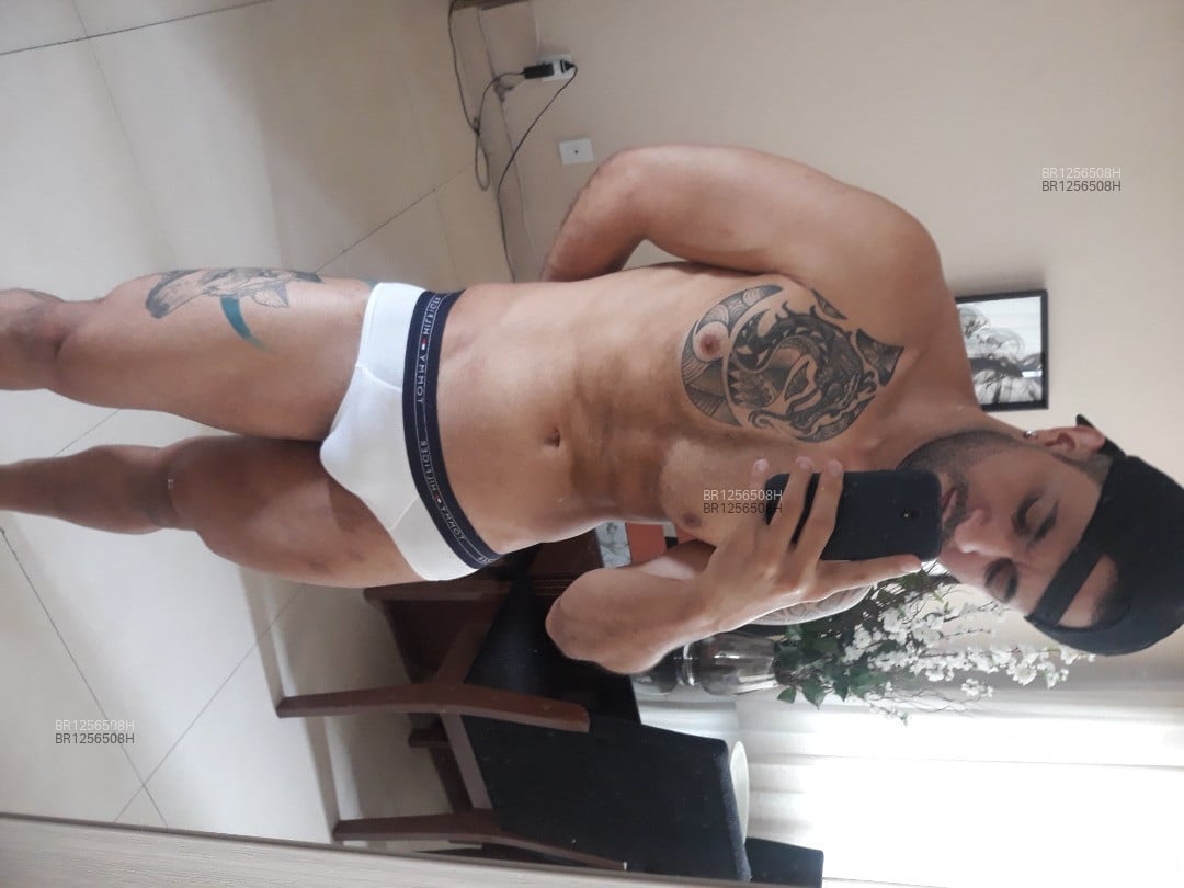 Acompanhante homem morena (o) de olhos castanhos - Leo Rec Acompanhante homem morena (o) de olhos castanhos - Leo Rec