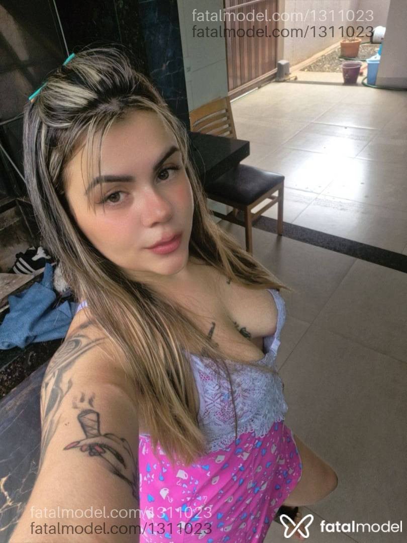 Acompanhante mulher com cabelo castanho de olhos castanhos - Aline Acompanhante mulher com cabelo castanho de olhos castanhos - Aline