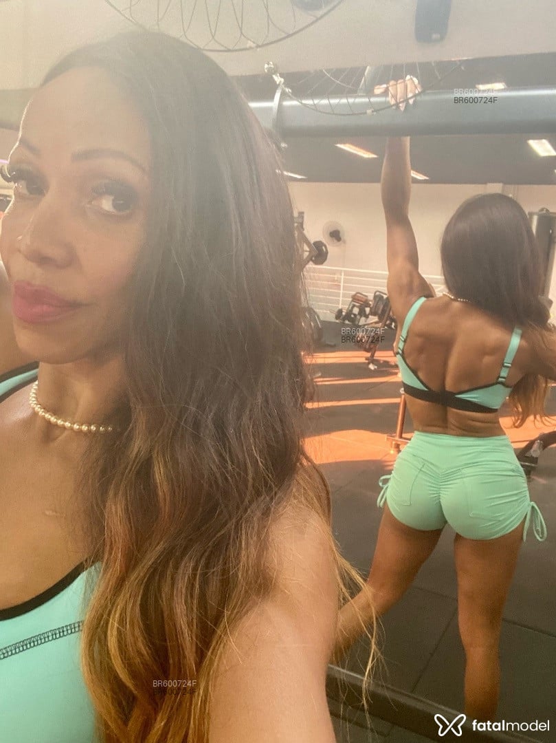 Acompanhante mulher trans com cabelo castanho de olhos mel em Araraquara - Paollacm