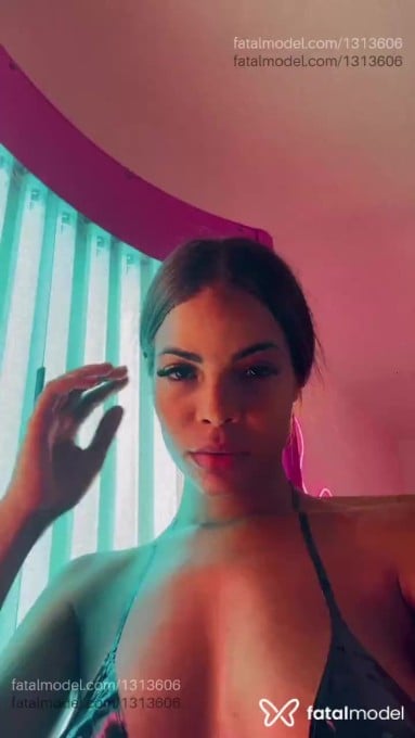 Acompanhante mulher com cabelo castanho de olhos castanhos - Júlia Mendes