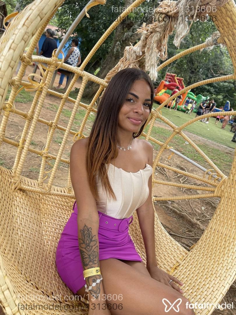 Acompanhante mulher com cabelo castanho de olhos castanhos em Baixo Guandu - Júlia Mendes