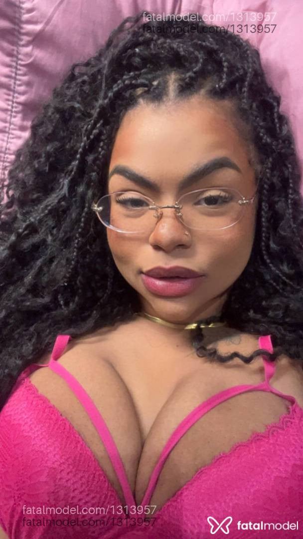 Acompanhante mulher morena (o) de olhos pretos - Kiara Morningstar