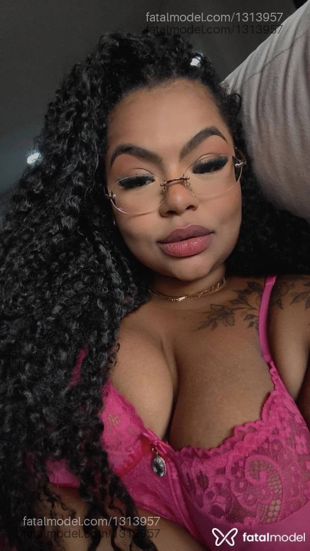 Acompanhante mulher morena (o) de olhos pretos - Kiara Morningstar