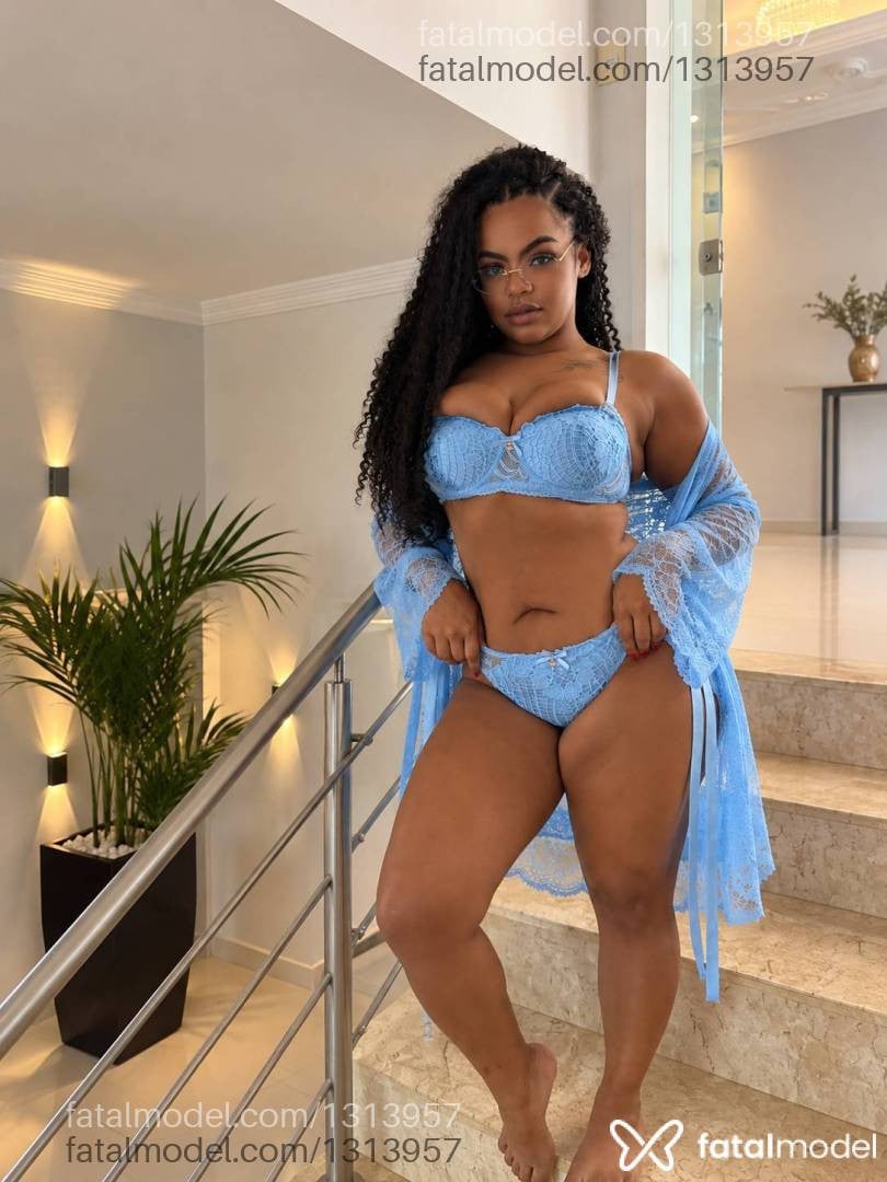 Acompanhante mulher morena (o) de olhos pretos - Kiara Morningstar