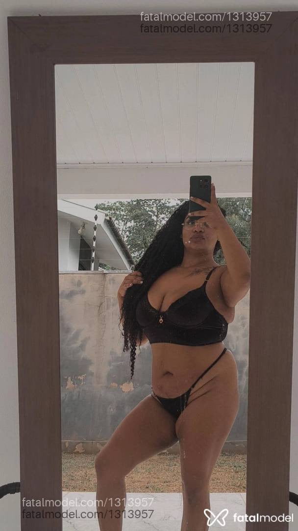 Acompanhante mulher morena (o) de olhos pretos - Kiara Morningstar