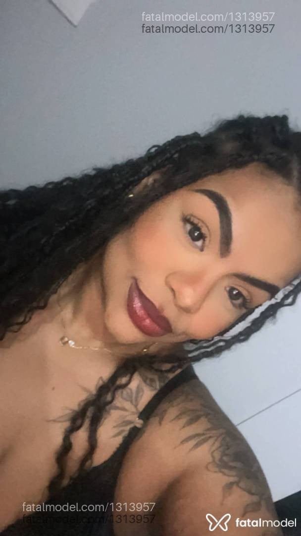 Acompanhante mulher morena (o) de olhos pretos - Kiara Morningstar
