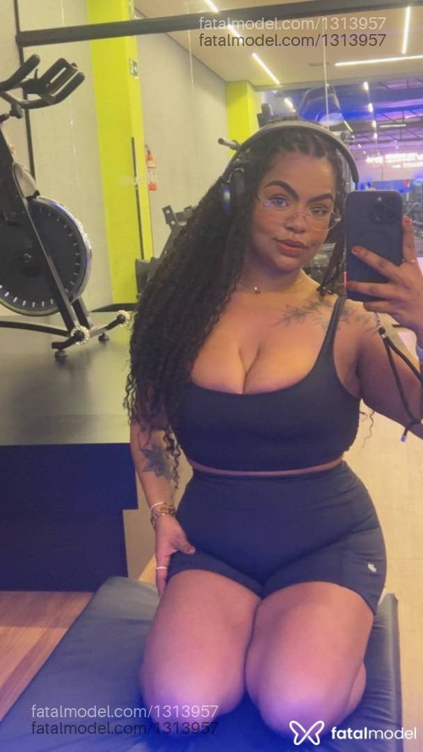 Acompanhante mulher morena (o) de olhos pretos - Kiara Morningstar