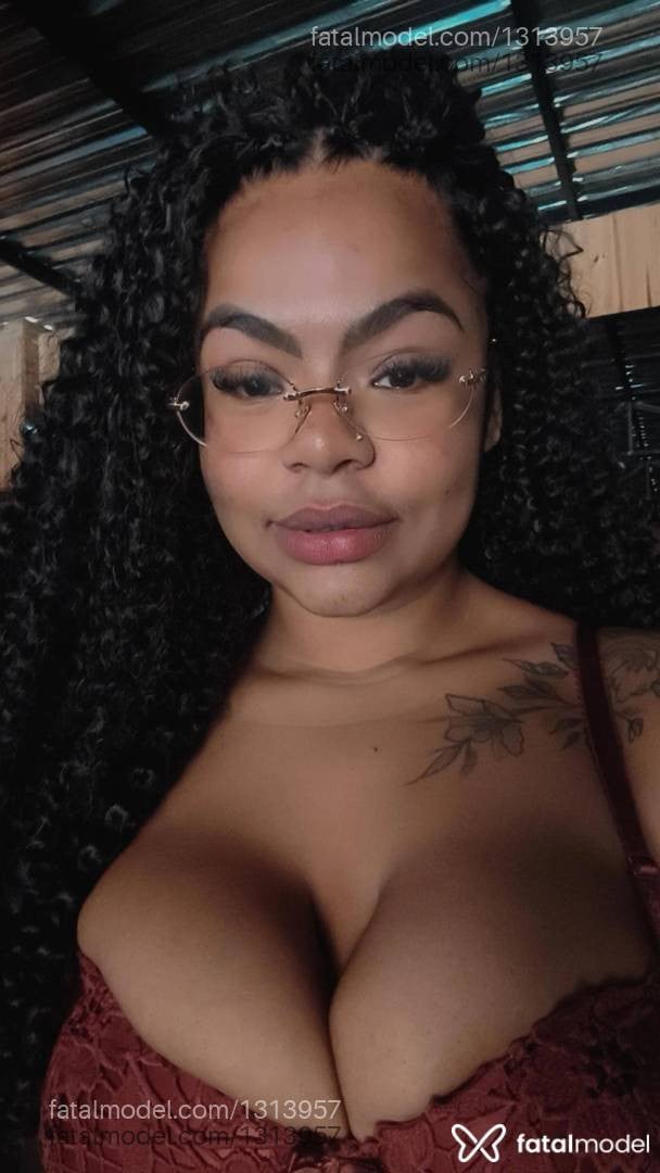 Acompanhante mulher morena (o) de olhos pretos - Kiara Morningstar