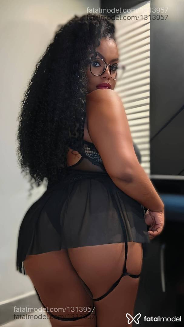 Acompanhante mulher morena (o) de olhos pretos - Kiara Morningstar