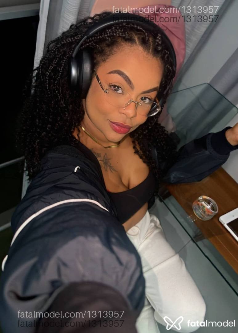 Acompanhante mulher morena (o) de olhos pretos - Kiara Morningstar
