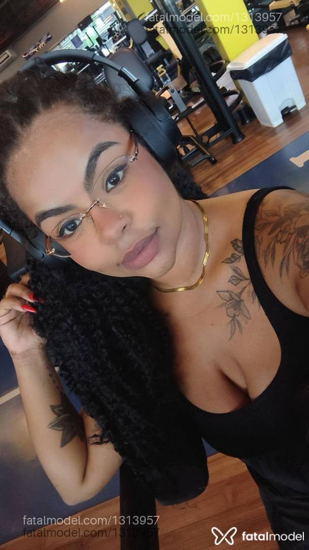 Acompanhante mulher morena (o) de olhos castanhos - Kiara Morningstar