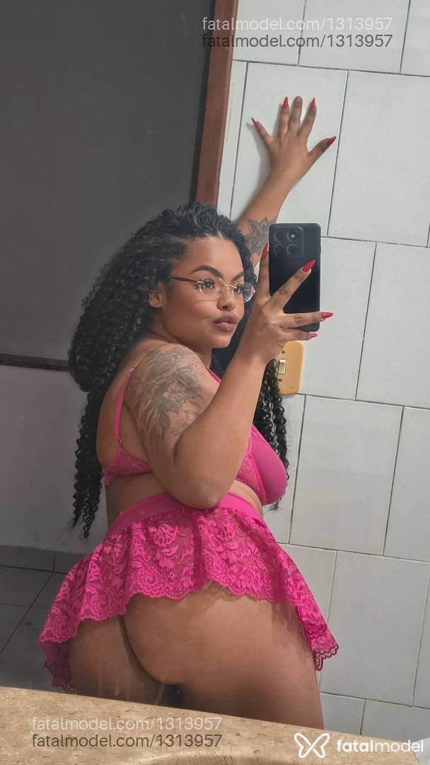 Acompanhante mulher morena (o) de olhos pretos - Kiara Morningstar