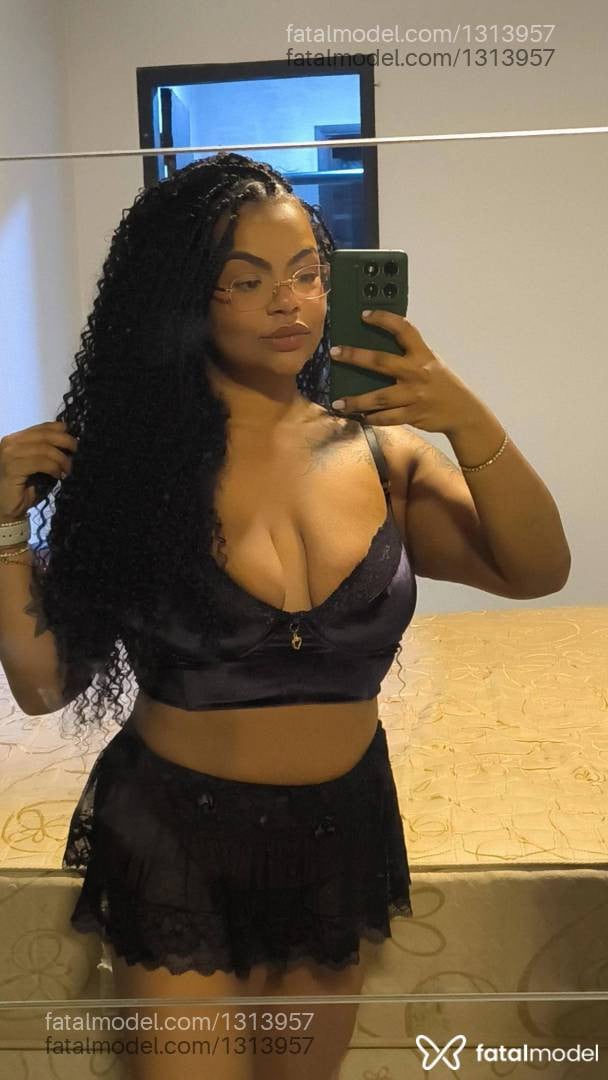 Acompanhante mulher morena (o) de olhos pretos - Kiara Morningstar