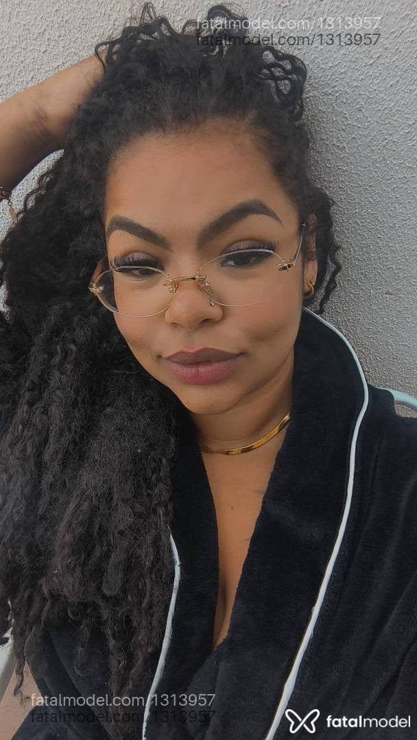 Acompanhante mulher morena (o) de olhos castanhos - Kiara Morningstar