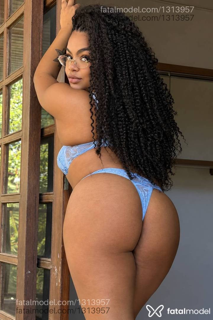 Acompanhante mulher morena (o) de olhos pretos - Kiara Morningstar