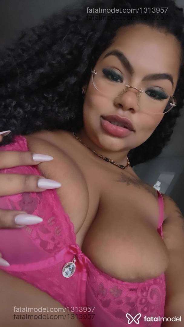 Acompanhante mulher morena (o) de olhos castanhos - Kiara Morningstar