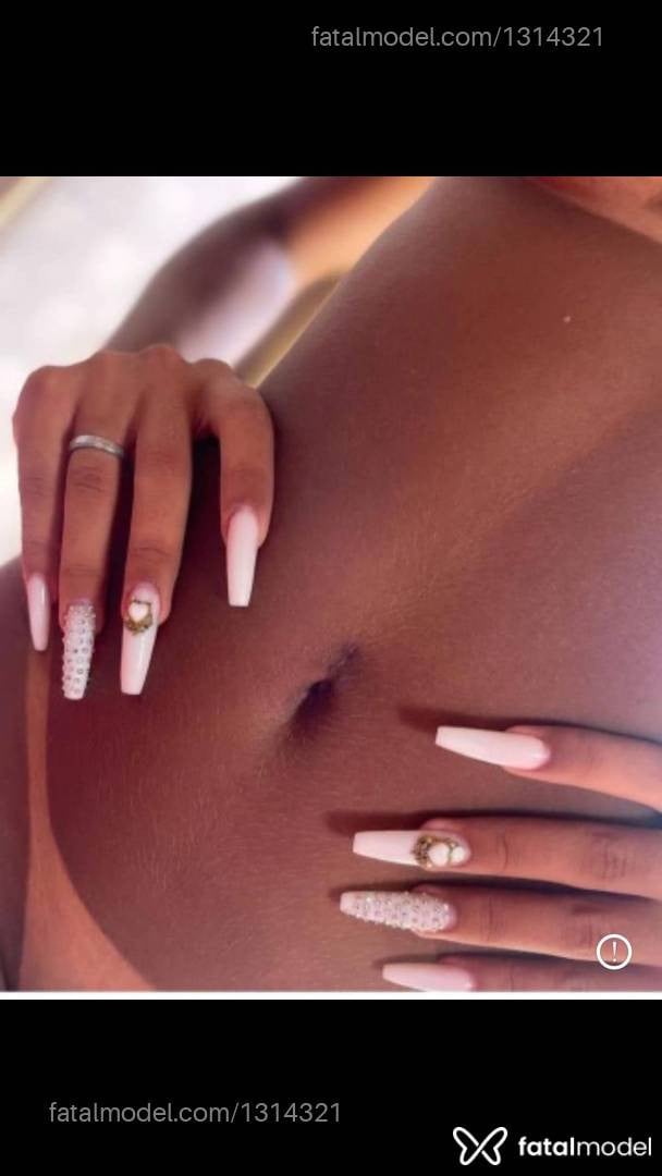 Acompanhante mulher morena (o) de olhos pretos - Bárbara