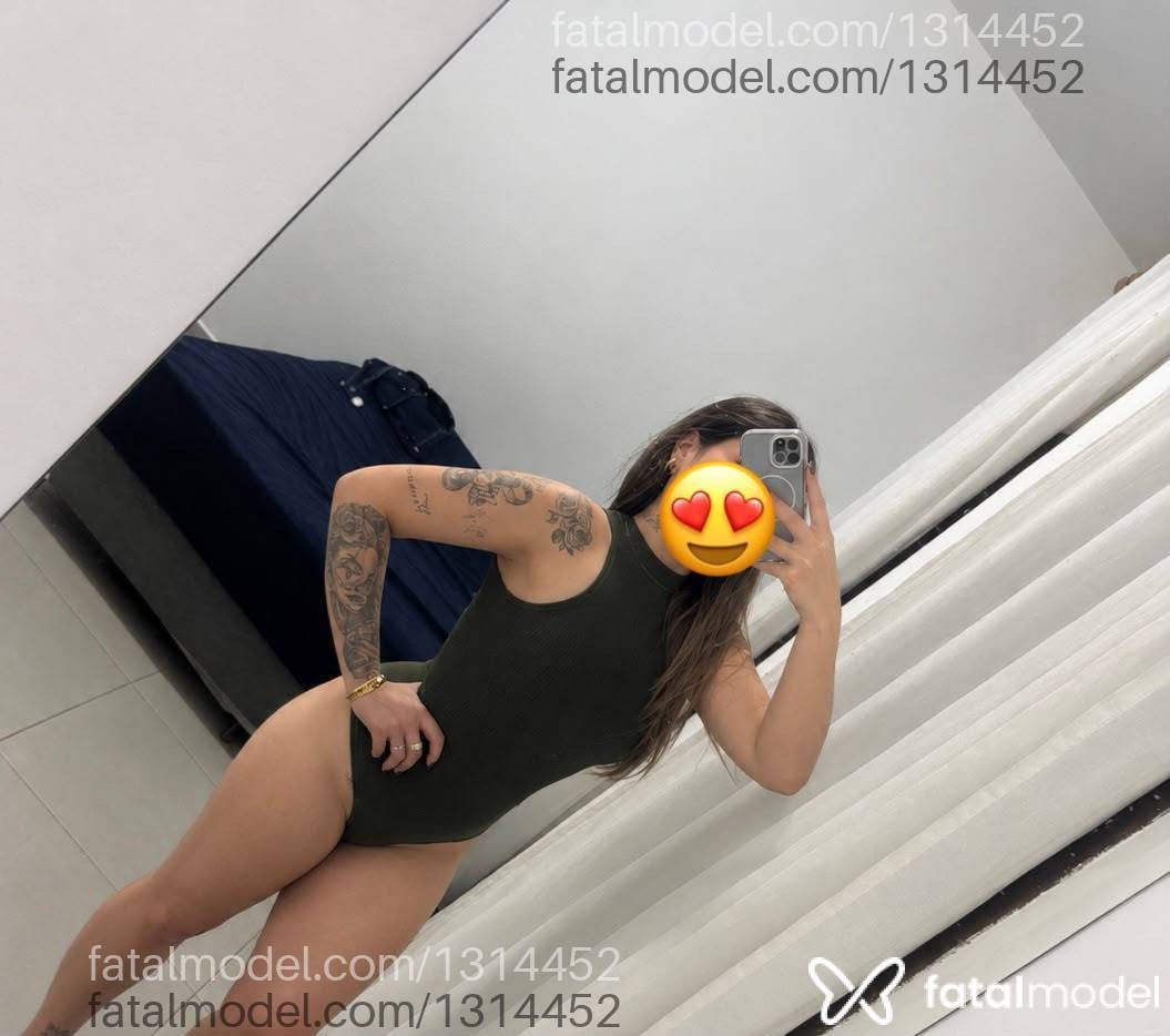 Acompanhante mulher loira (o) de olhos castanhos - Majuu