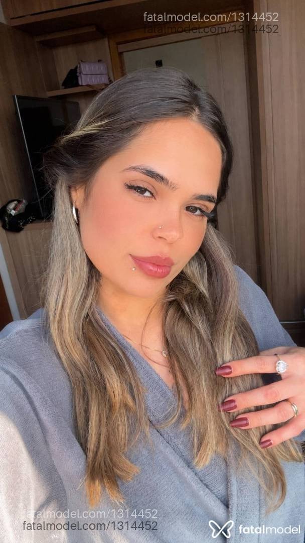 Acompanhante mulher loira (o) de olhos castanhos - Majuu