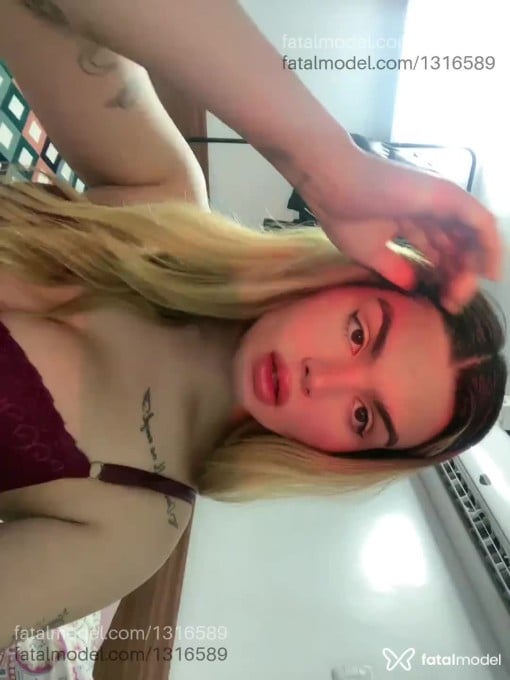 Acompanhante mulher trans loira (o) de olhos castanhos em Guarujá Acompanhante mulher trans loira (o) de olhos castanhos em Guarujá - Lana Reis