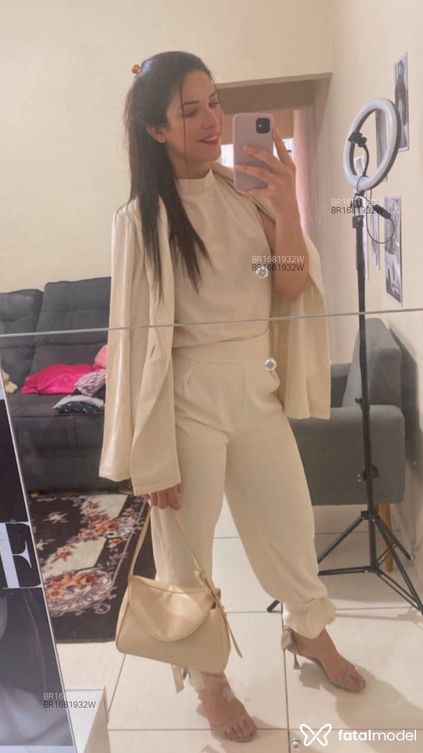 Acompanhante mulher com cabelo castanho de olhos mel em Barueri Acompanhante mulher com cabelo castanho de olhos mel em Barueri - Camille