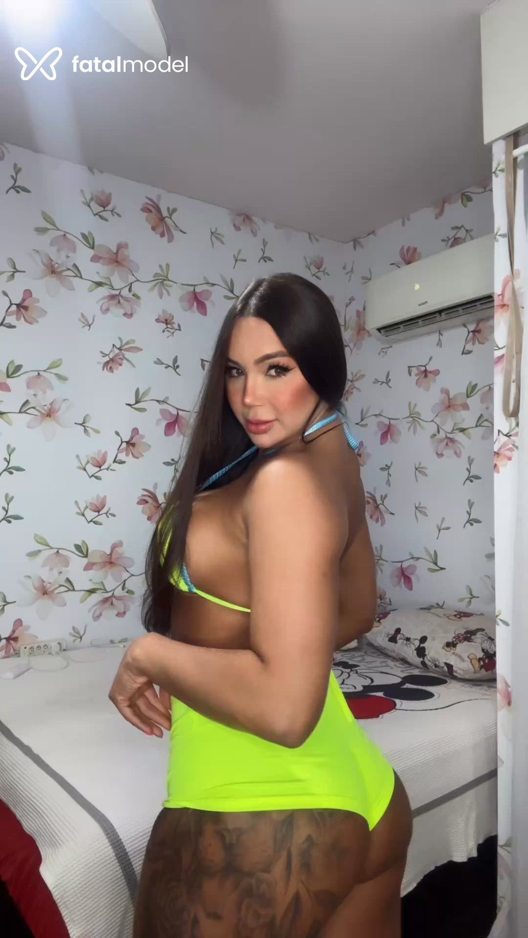 Acompanhante mulher trans com cabelo castanho de olhos verdes - Rafaela Borges