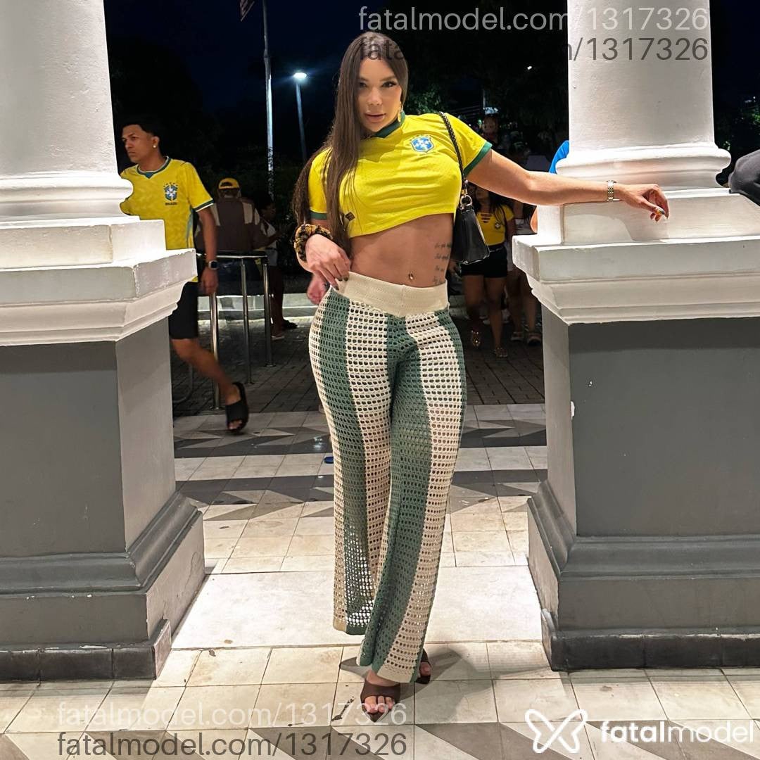Acompanhante mulher trans com cabelo castanho de olhos verdes - Rafaela Borges