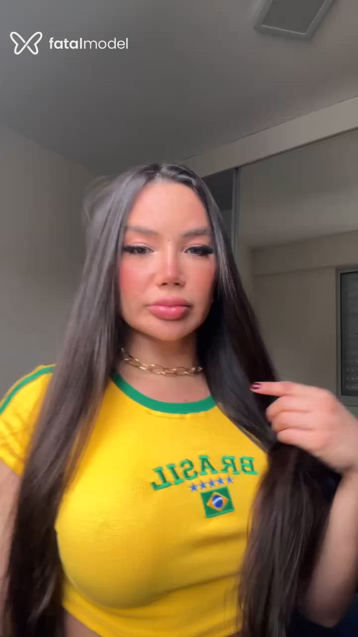 Acompanhante mulher trans com cabelo castanho de olhos verdes em Belo Horizonte - Rafaela Borges
