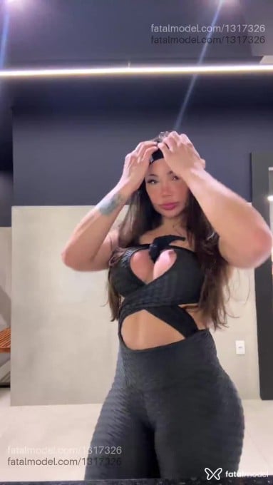Acompanhante mulher trans com cabelo castanho de olhos verdes em Belo Horizonte - Rafaela Borges