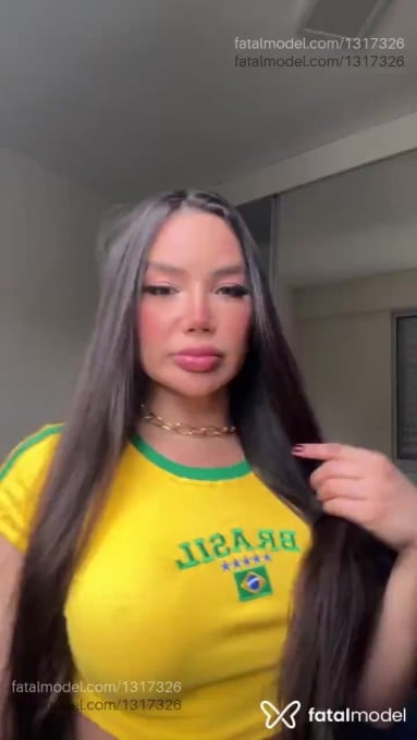 Acompanhante mulher trans com cabelo castanho de olhos verdes em Belo Horizonte - Rafaela Borges