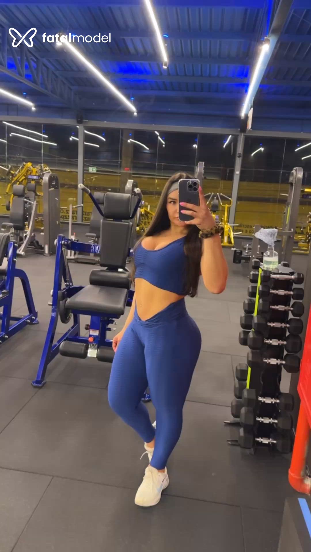 Acompanhante mulher trans com cabelo castanho de olhos verdes - Rafaela Borges